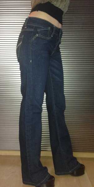 Dunkle Jeans: Boot Cut Schlaghose mit tollen Designdetails!