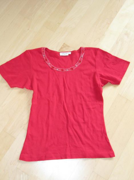 Rotes T-Shirt mit Verzierung Perlen
