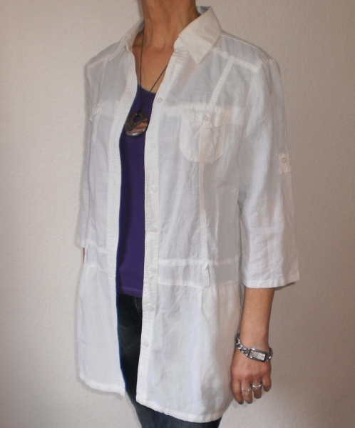 Weiße Longbluse mit Hüftborte für den topmodernen Cut in Gr. 40!