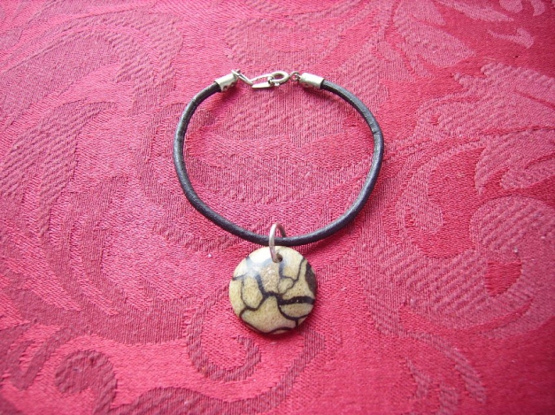 Custom-Schmuck: Marmorierter Holzstein zu zeitlosem Lederband
