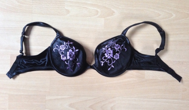 Zauberhafter schwarzer Satin-BH mit flieder Floralstick!