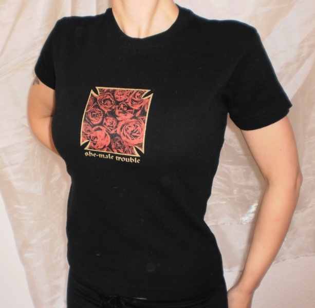 Rosen-Malteserprint: She-Male-Trouble-Girlie mit irrem Logo in S