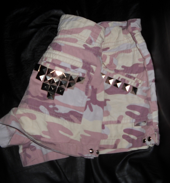 Camouflage Tarn Hot Pants Shorts beige altrosa lila kurze Hose Nieten Studs silber 38 40 S M L 