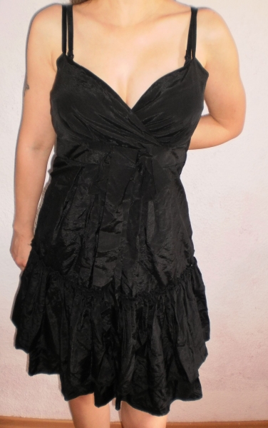 Zauberhaftes schwarzes Rüschenkleid im Glanzstyle + mit Schleife! Zeitlos chic! / Amisu