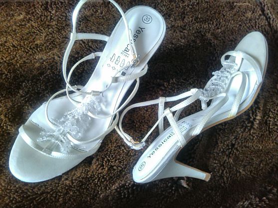 B, Damen hohe Sandalen Sandaletten High-Heels gr. 39 5 1/2 creme°weiß Yessica Perlen
