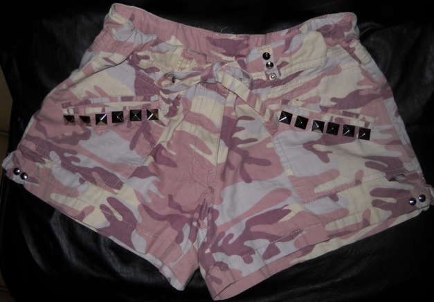 Camouflage Tarn Hot Pants Shorts beige altrosa lila kurze Hose Nieten Studs silber 38 40 S M L 