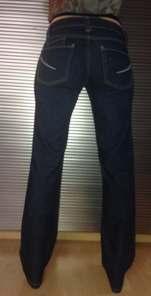 Dunkle Jeans: Boot Cut Schlaghose mit tollen Designdetails!