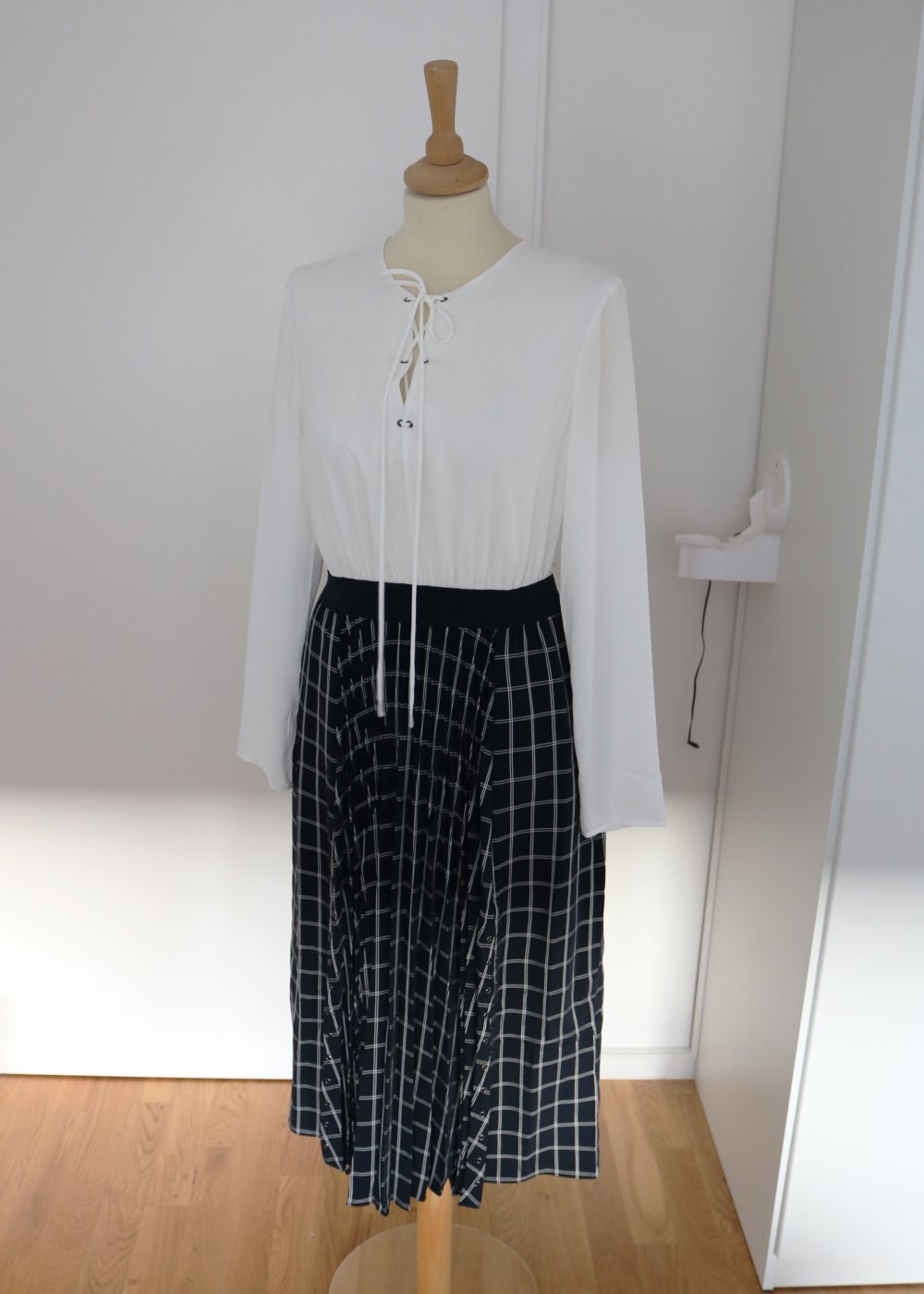 Ted Baker Kleid weiße Bluse mit dunkelblauem Plisseerock Fancesa 2 38