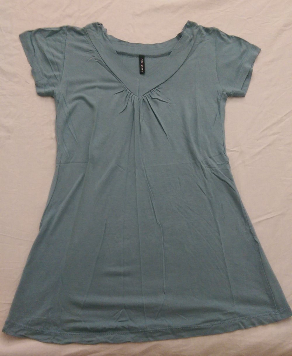 grau-blaues Shirt mit V-Ausschnitt und Raffung