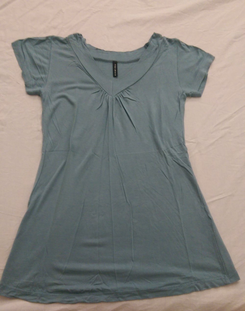 grau-blaues Shirt mit V-Ausschnitt und Raffung