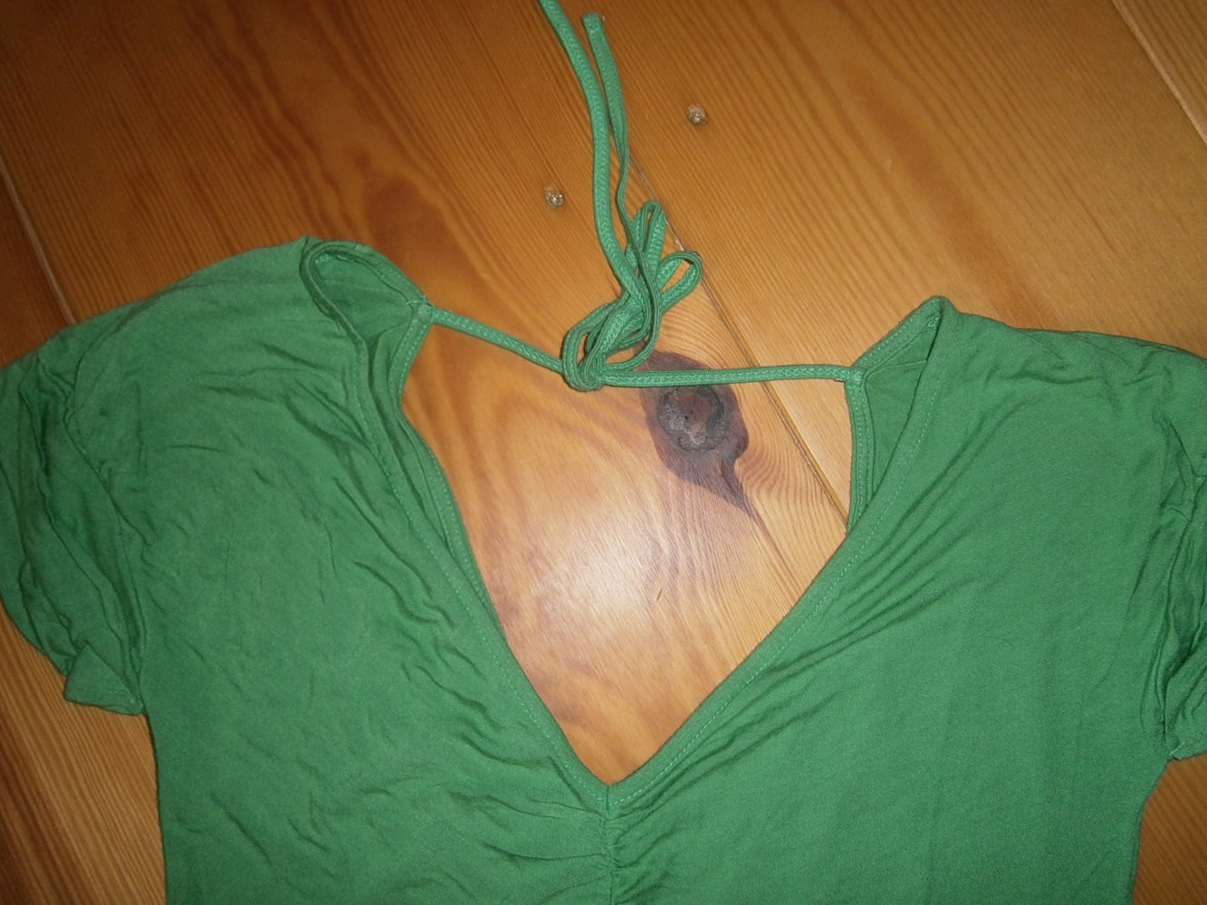 Hübsches, grünes Shirt mit Rückenausschnitt und Raffung am Bund