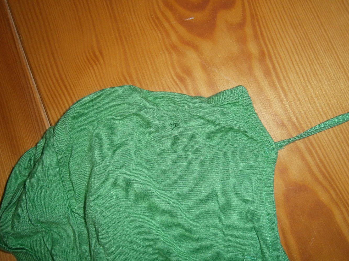 Hübsches, grünes Shirt mit Rückenausschnitt und Raffung am Bund