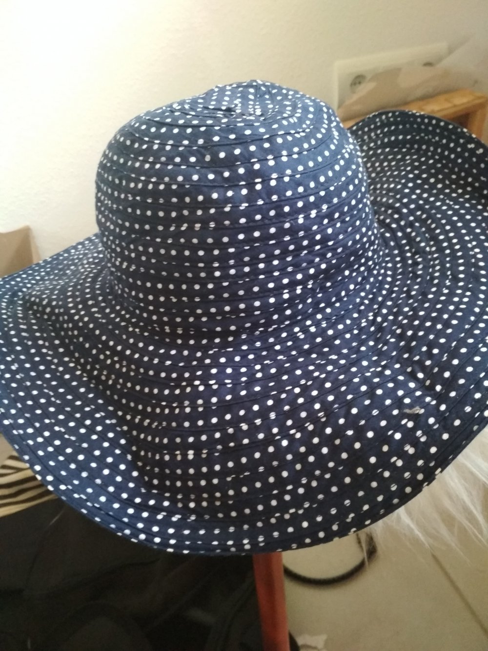 Sommerhut mit Pünktchen