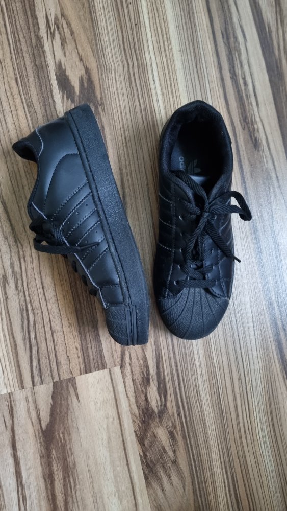 Adidas Superstars schwarz 