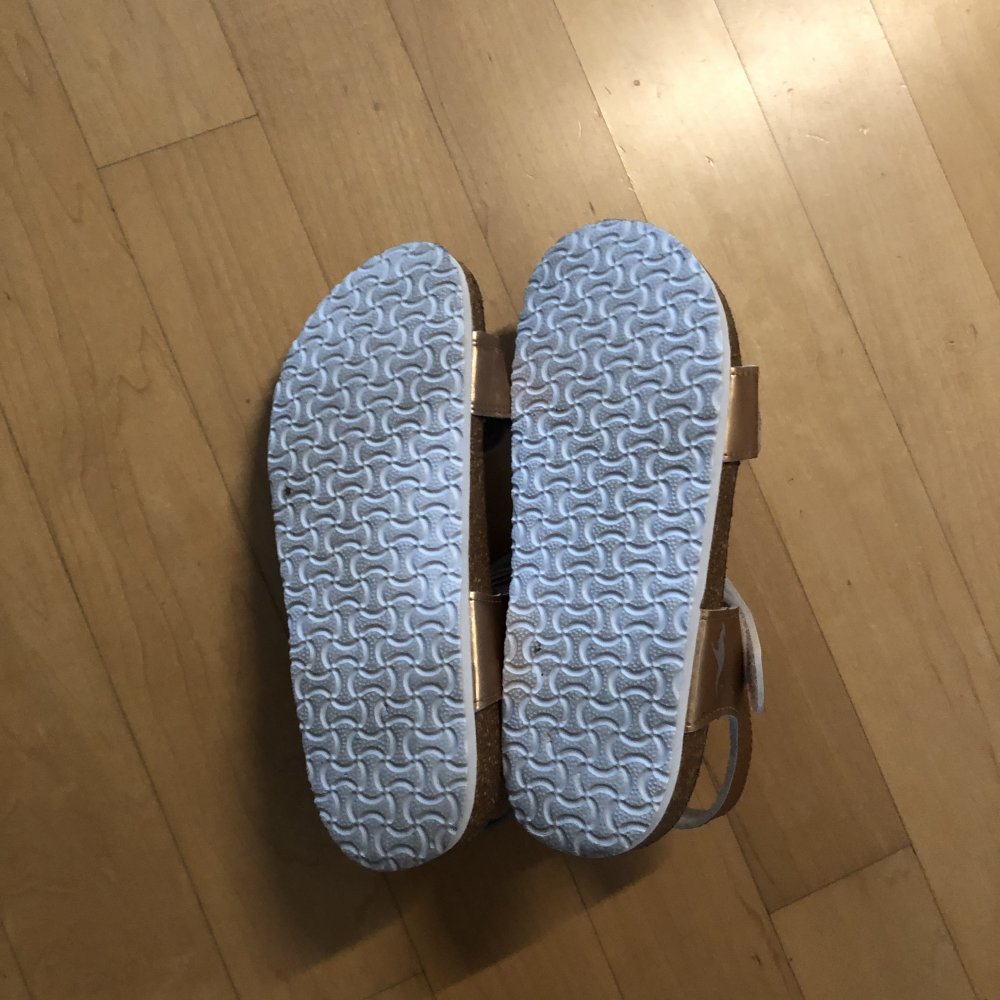 Tolle Sandale Gold Kangoroos mit Blumen Gr.35 1x getragen