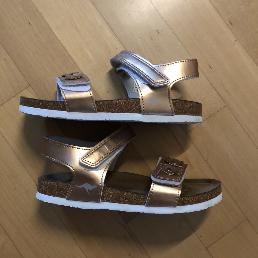 Tolle Sandale Gold Kangoroos mit Blumen Gr.35 1x getragen