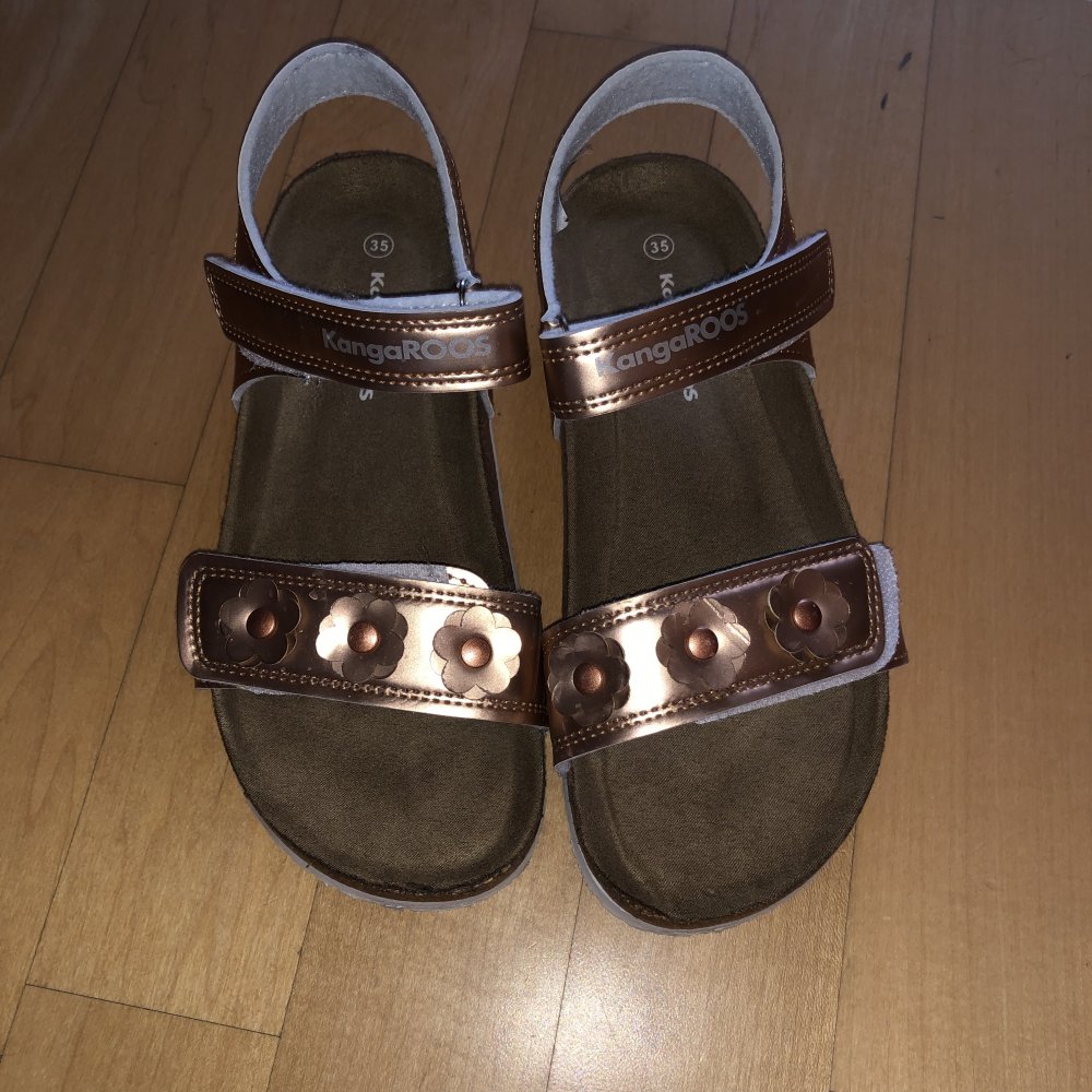 Tolle Sandale Gold Kangoroos mit Blumen Gr.35 1x getragen