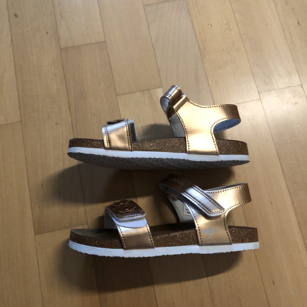 Tolle Sandale Gold Kangoroos mit Blumen Gr.35 1x getragen