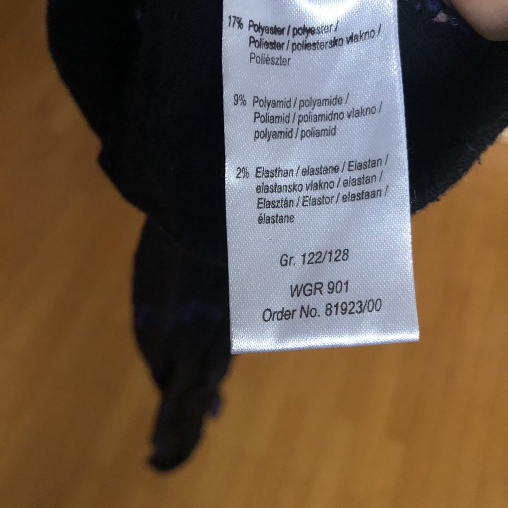 Schwarze Strumpfhose mit lila Spinnennetzen Gr.122/128 Karneval