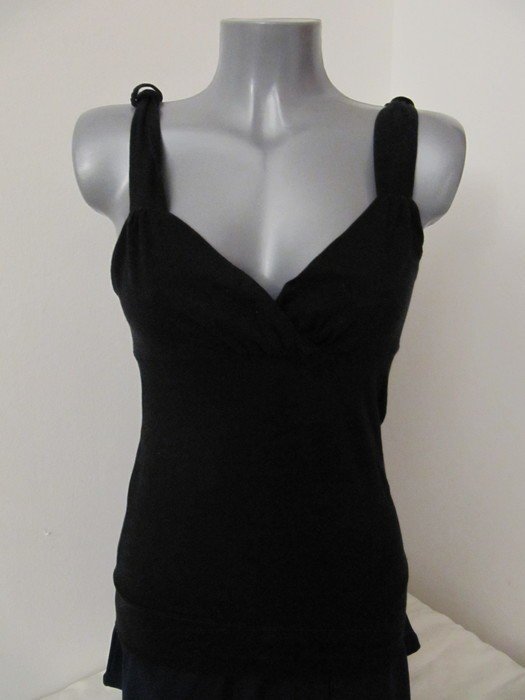 Schwarzes Top mit tiefem Ausschnitt