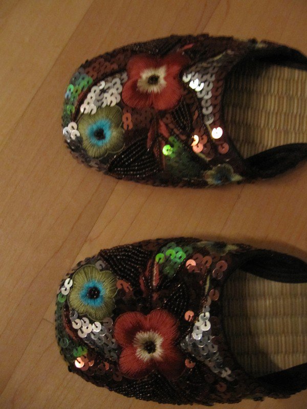 Schöne offene Schuhe Slipper Gr.38 mit Stickerei und Pailetten
