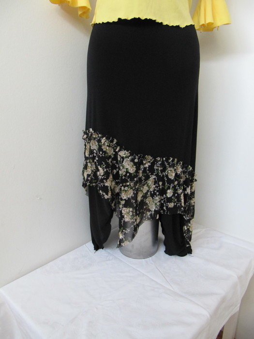 Zipfelrock schwarz Blumenmuster midi