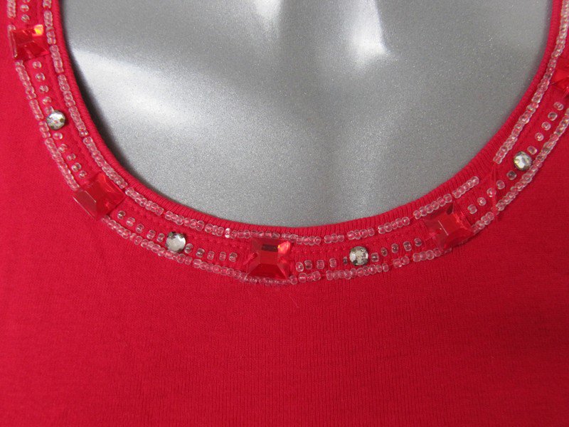 Rotes T-Shirt mit Verzierung Perlen
