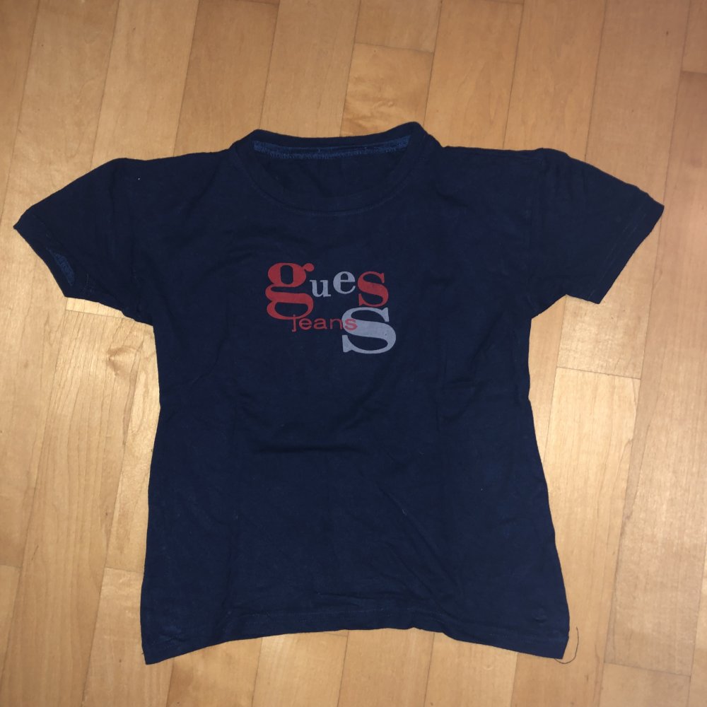 Dunkelblaues Shirt Aufschrift