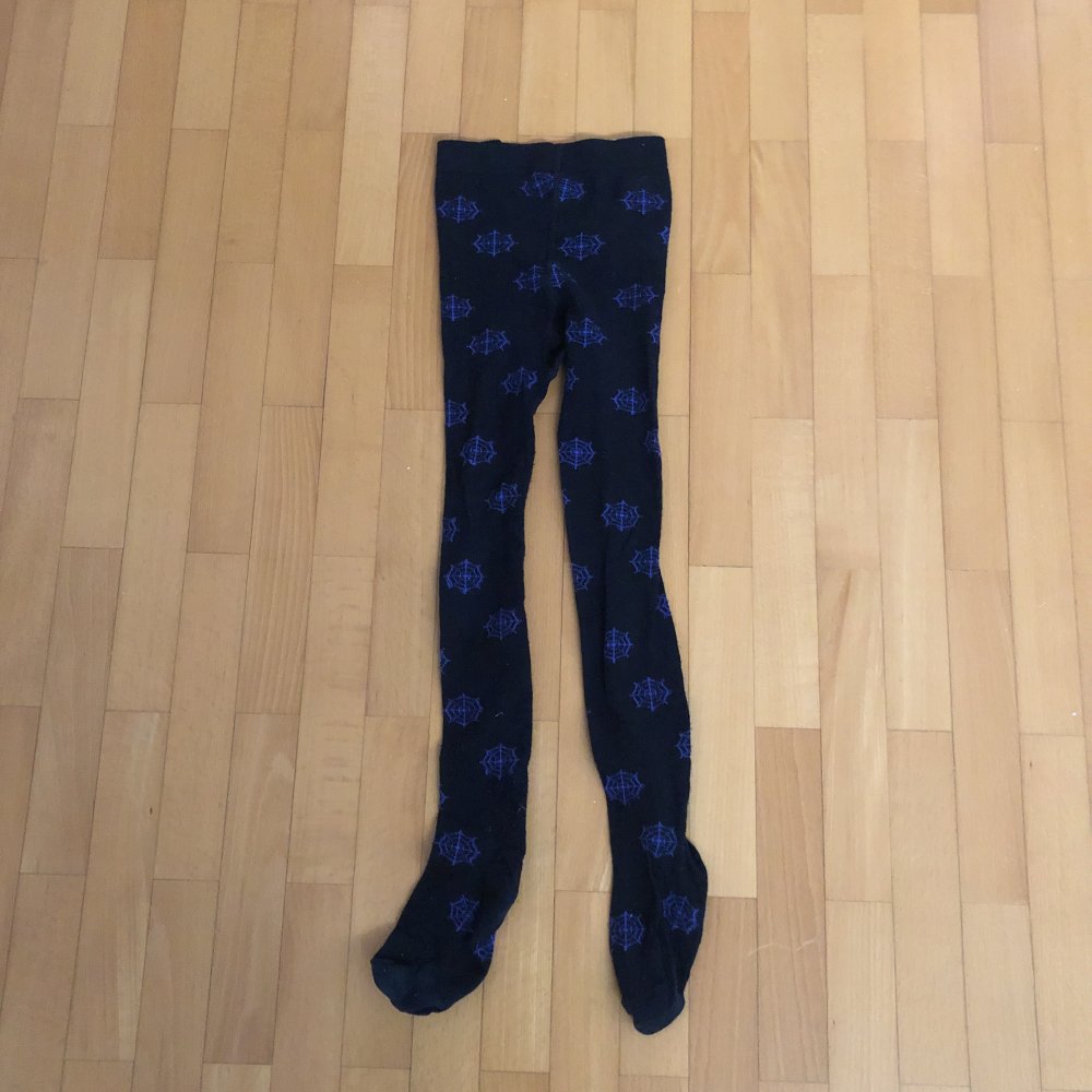 Schwarze Strumpfhose mit lila Spinnennetzen Gr.122/128 Karneval
