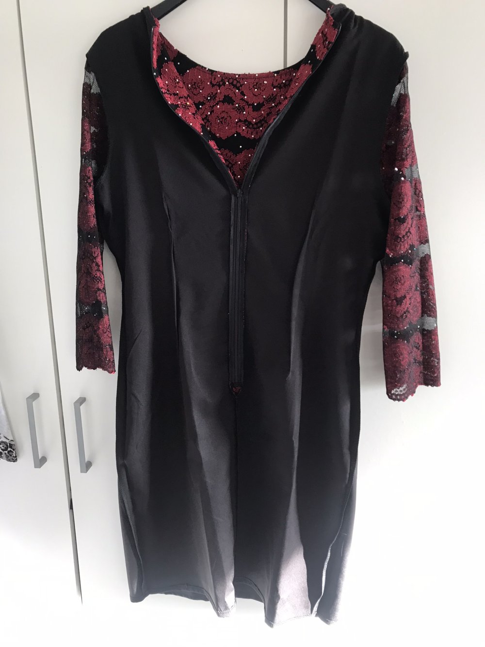 Spitzen-Kleid in Rot-Schwarz Gr. 42 / L - neuwertig