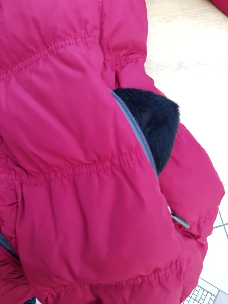 changierende rote Daunenjacke von comma mit Fellkaputze