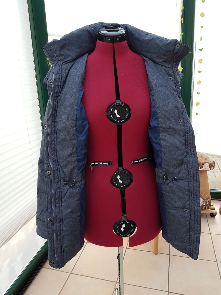 schöne blau-graue Esprit Daunenjacke mit abnehmbarer Kapuze.