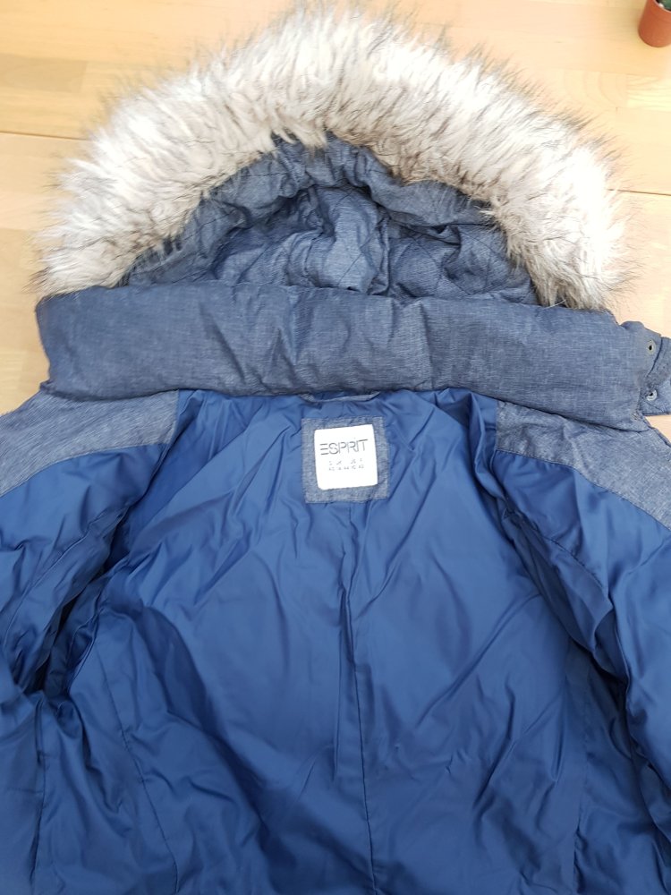 schöne blau-graue Esprit Daunenjacke mit abnehmbarer Kapuze.