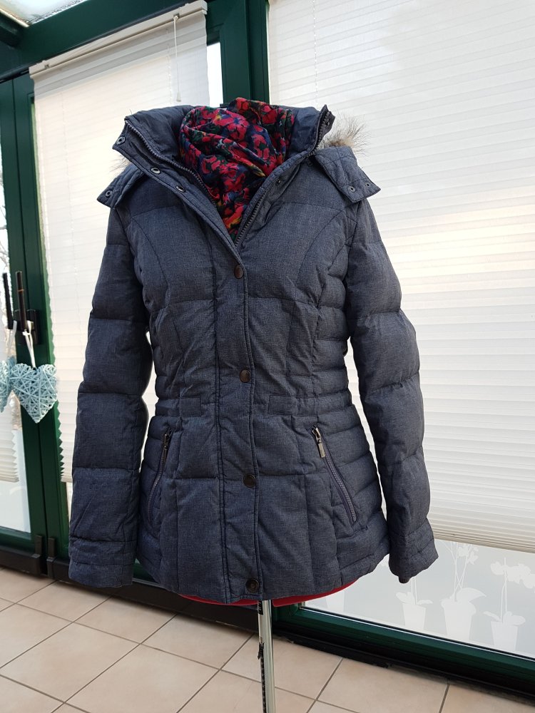 schöne blau-graue Esprit Daunenjacke mit abnehmbarer Kapuze.