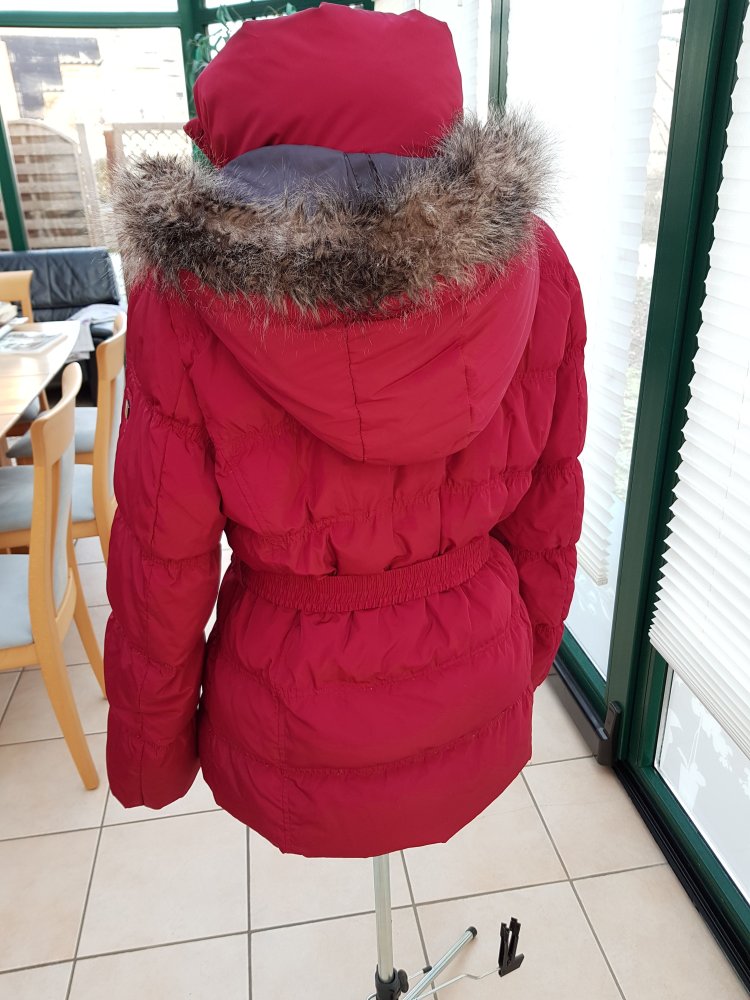 changierende rote Daunenjacke von comma mit Fellkaputze