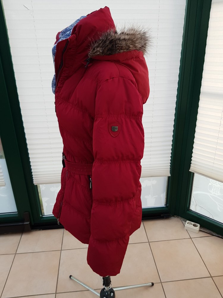 changierende rote Daunenjacke von comma mit Fellkaputze