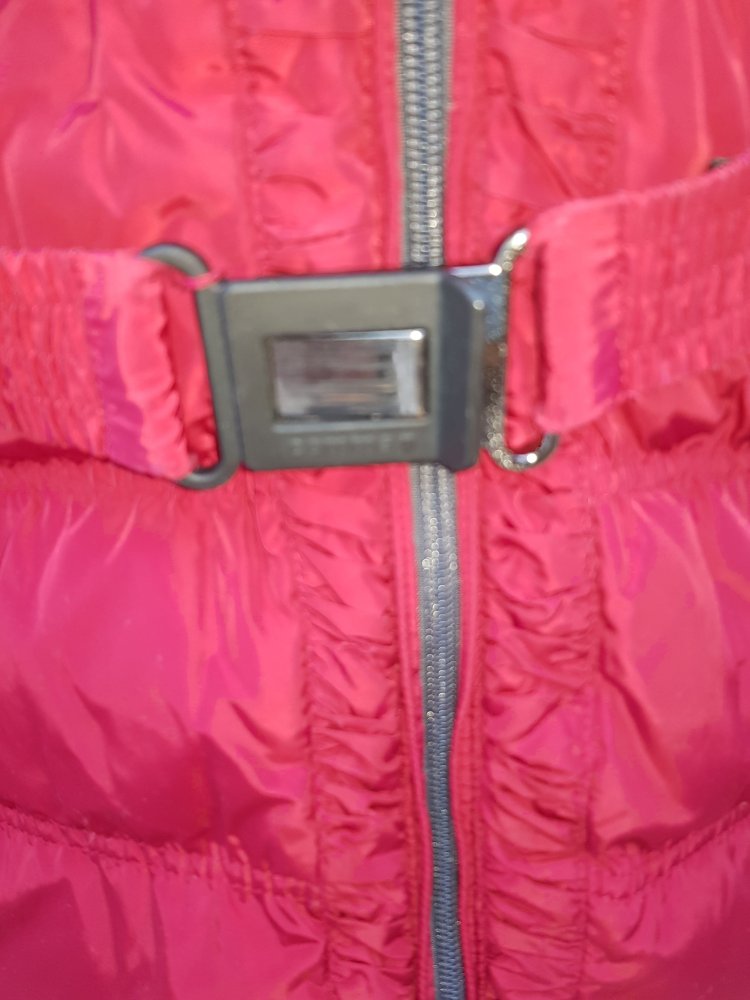 changierende rote Daunenjacke von comma mit Fellkaputze