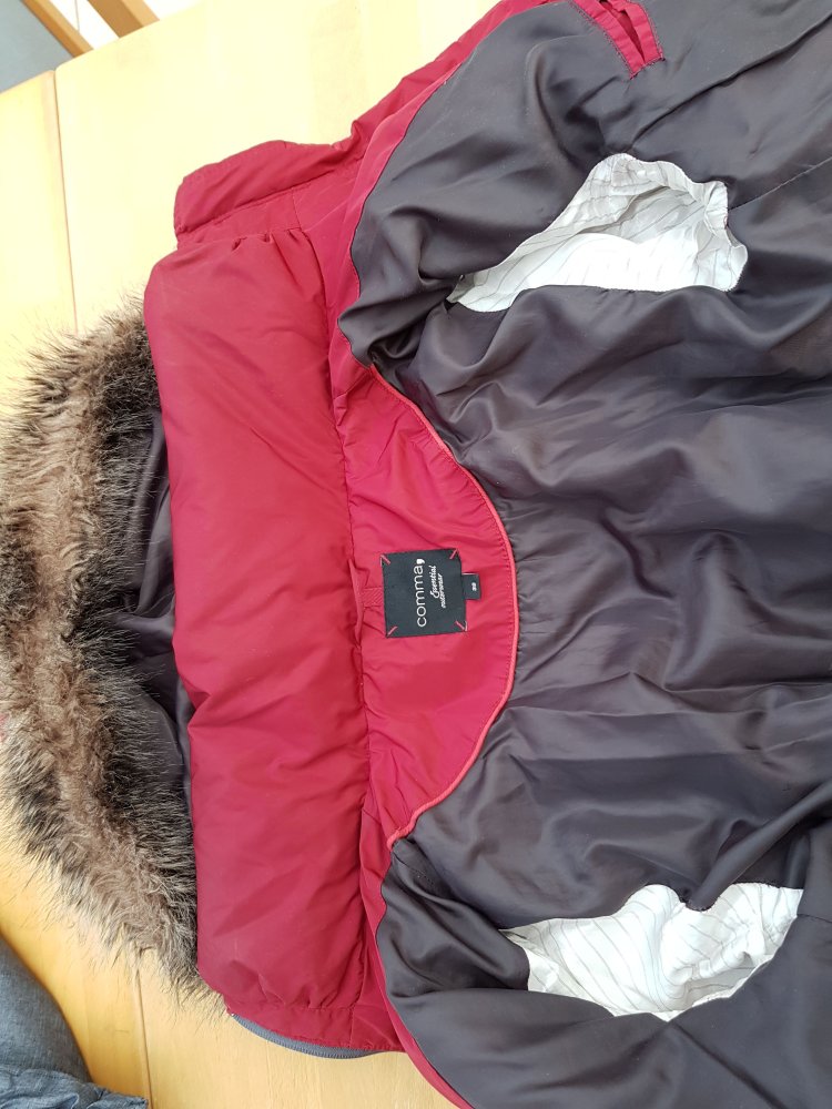 changierende rote Daunenjacke von comma mit Fellkaputze