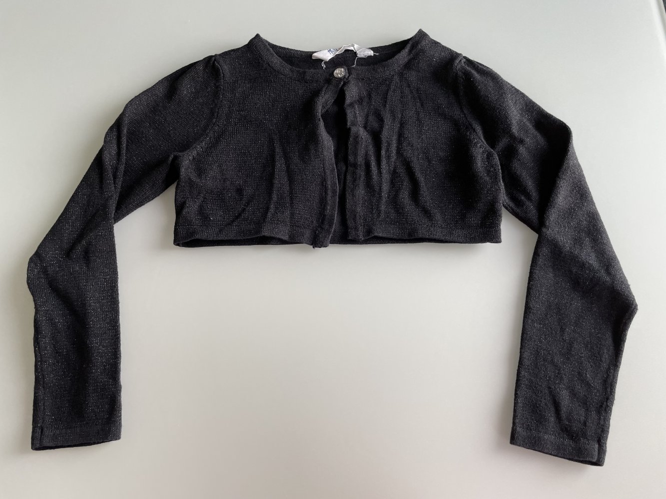 Kurze Strickjacke mit Glitzergarn