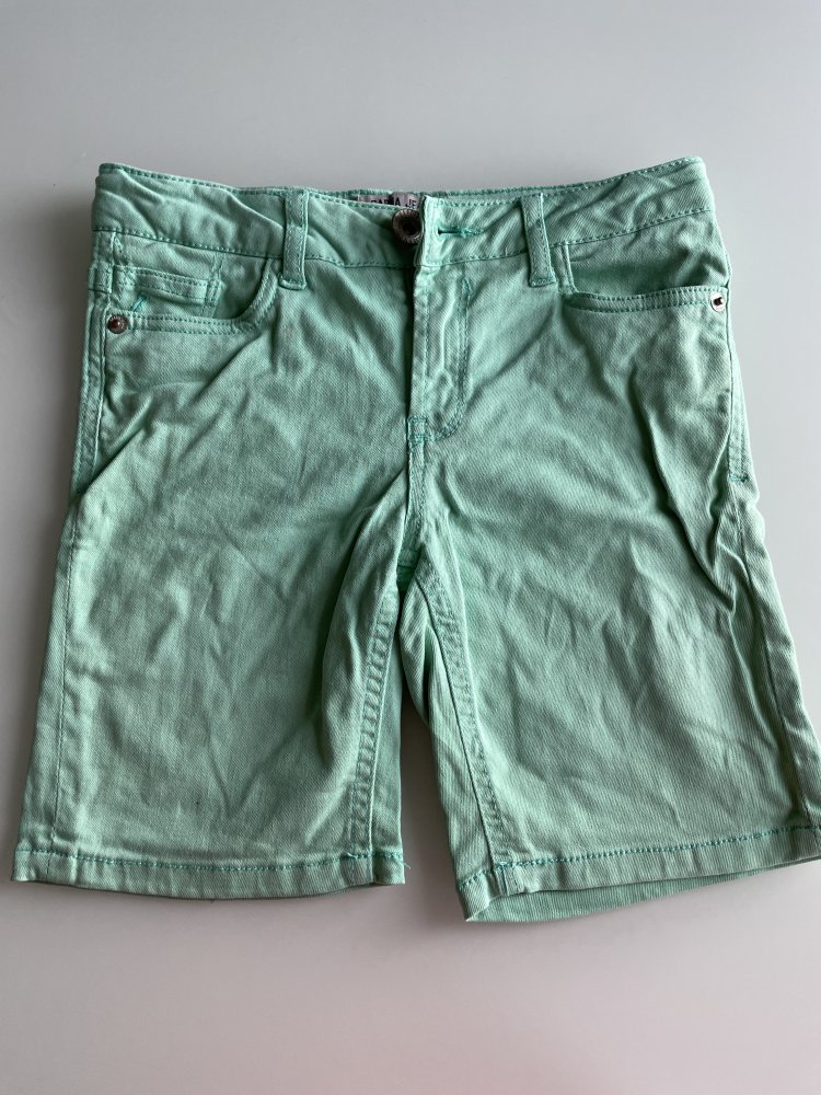 Grüne kurze Jeans