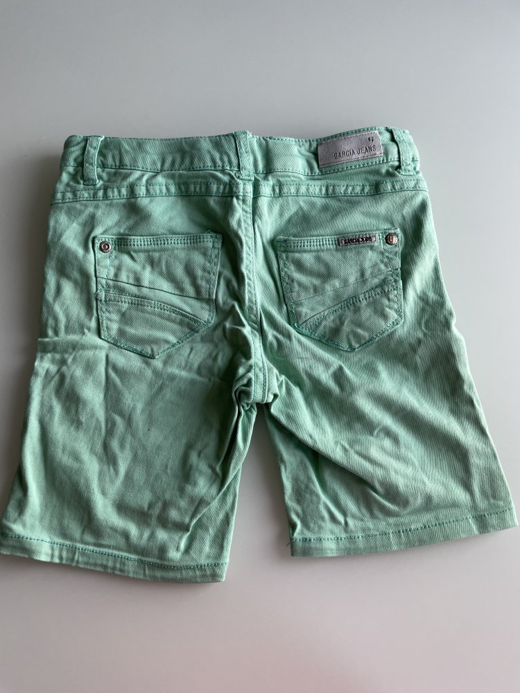 Grüne kurze Jeans