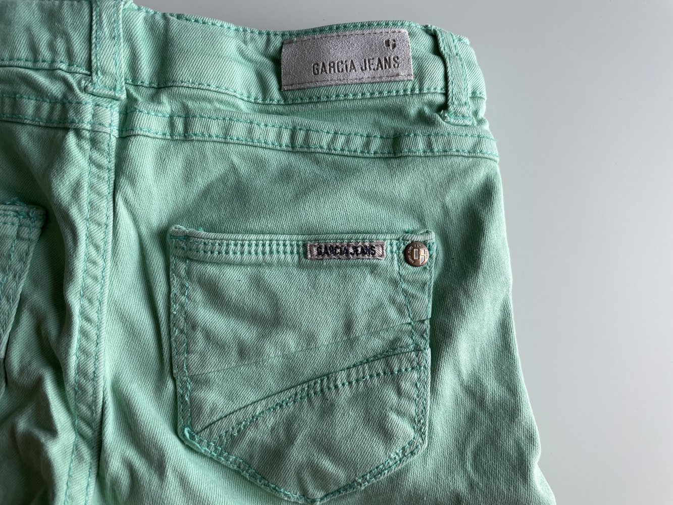Grüne kurze Jeans