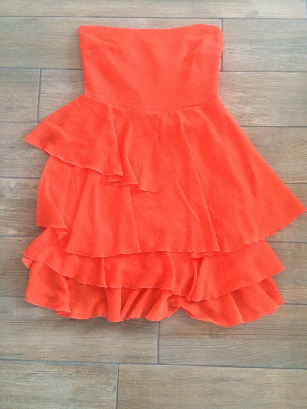 Orangefarbenes, trägerloses Sommerkleid