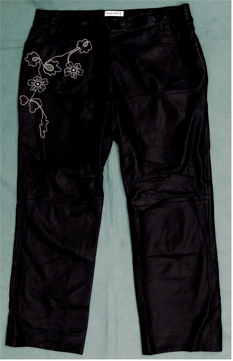 Eine glatte matt glänzende Hose von Hauber - Schwarz mit Blumenmotiv - Größe 42