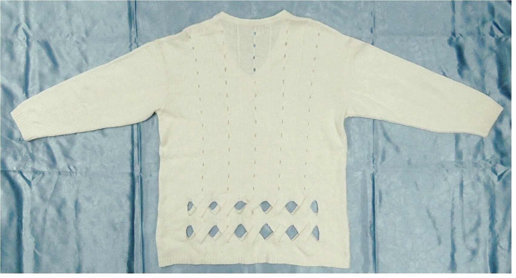 Pullover mit Lochlinien und geflechtete Rhomben-Ausschnitte im Unterbereich - Größe 44/46  