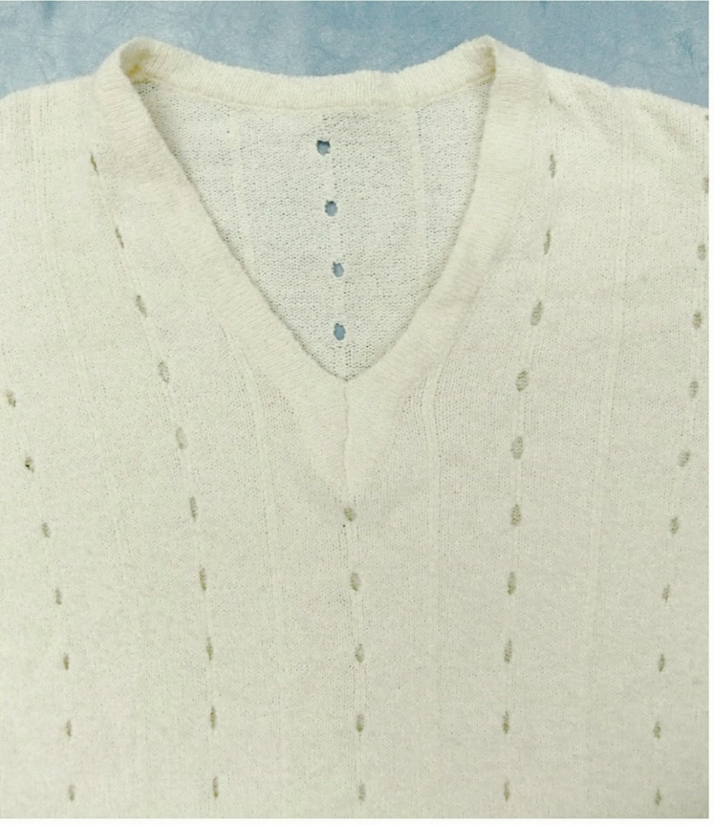 Pullover mit Lochlinien und geflechtete Rhomben-Ausschnitte im Unterbereich - Größe 44/46  