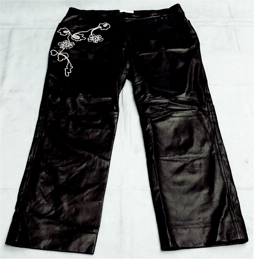 Eine glatte matt glänzende Hose von Hauber - Schwarz mit Blumenmotiv - Größe 42