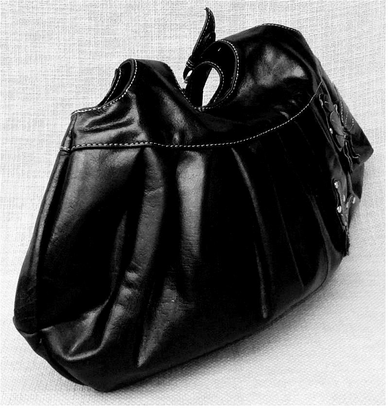Leder-Handtasche mit Schmetteling Applikationen - schwarz