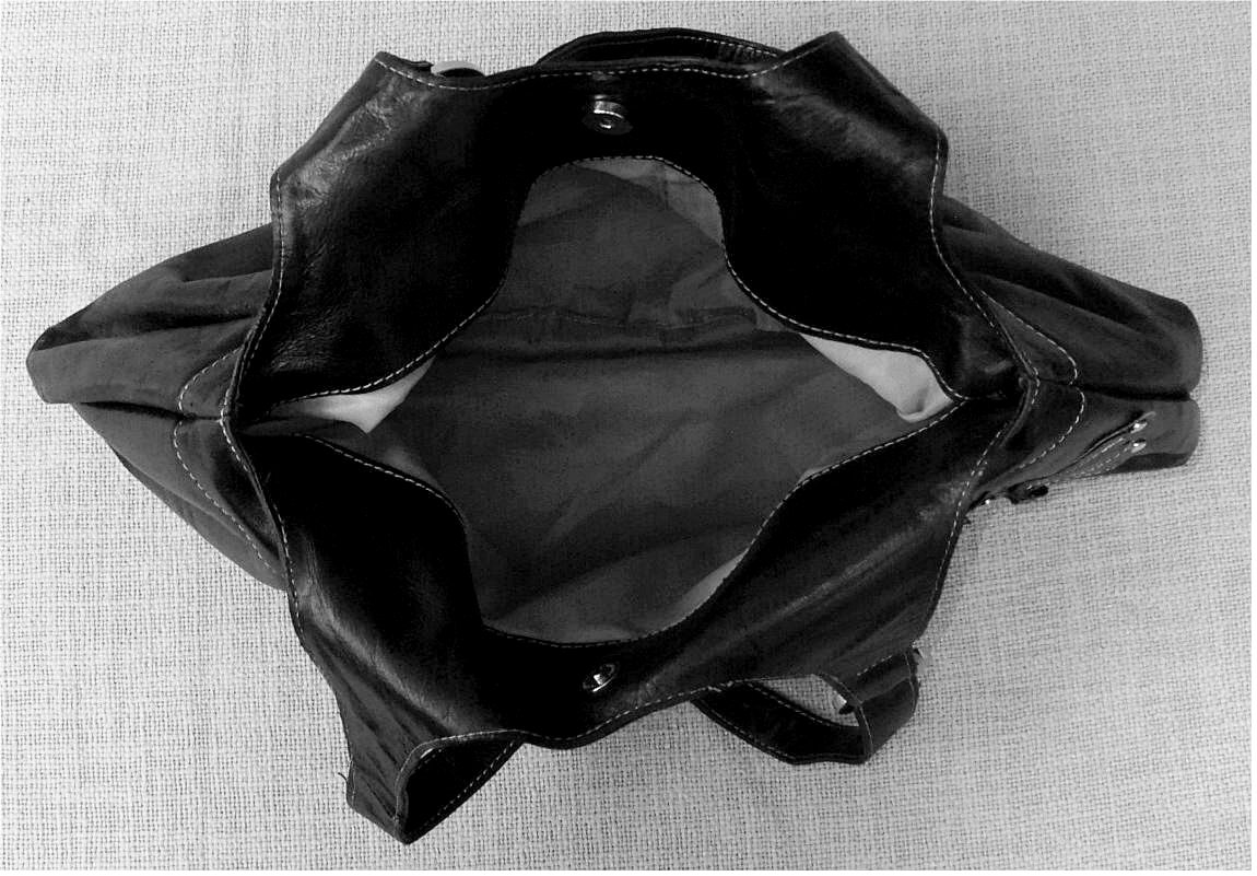 Leder-Handtasche mit Schmetteling Applikationen - schwarz