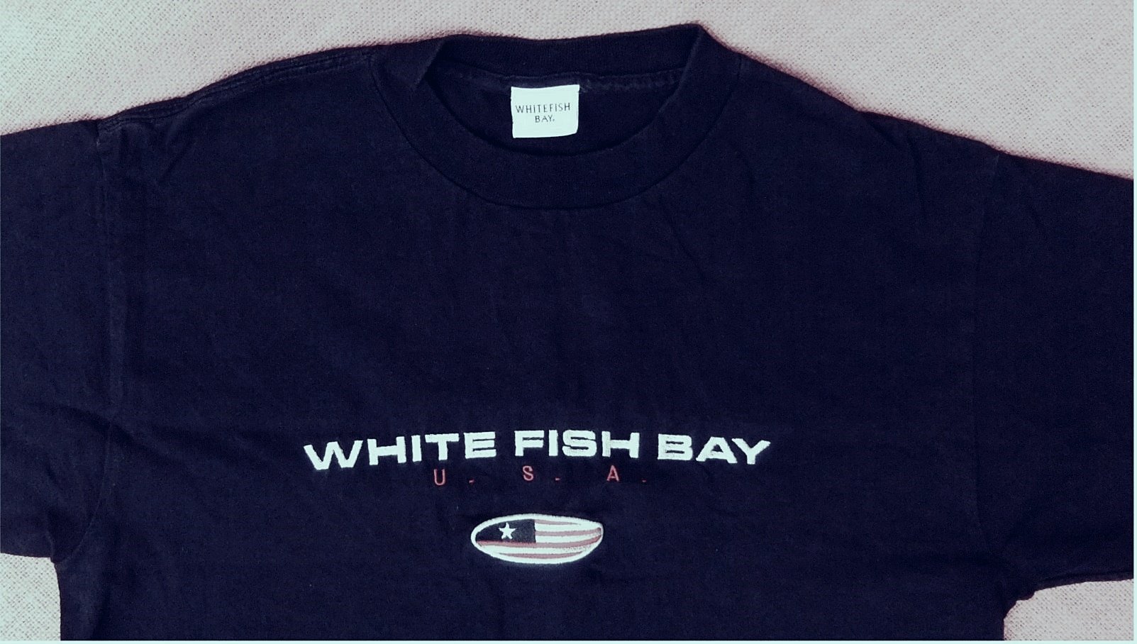 White Fish Bay T-Shirt - dunkelblau mit Aufschrift - Gr. M